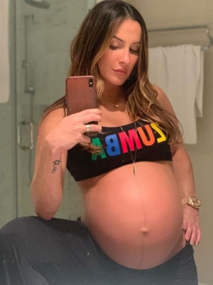 Claudia Leitte mostra primeira foto de Bela