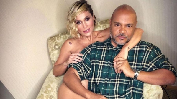 Flávia Alessandra posa nua deitada com maquiador e Otaviano Costa comenta