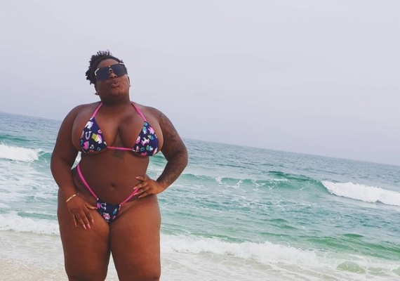 Jojo Todynho curte praia com biquíni mínimo com estampa de unicórnio