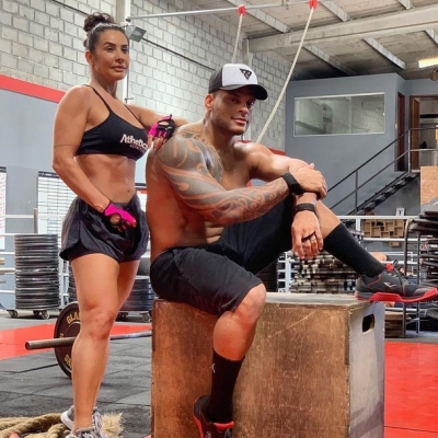 Sarada, Scheila Carvalho posa com marido na academia