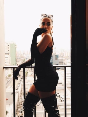 Solteira, Anitta diz: "Não há ninguém do meu nível disponível".