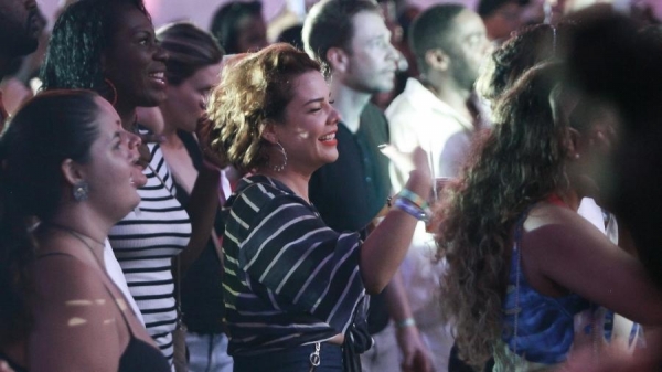 Fernanda Souza curte show do ex, Thiaguinho, no Maracanã