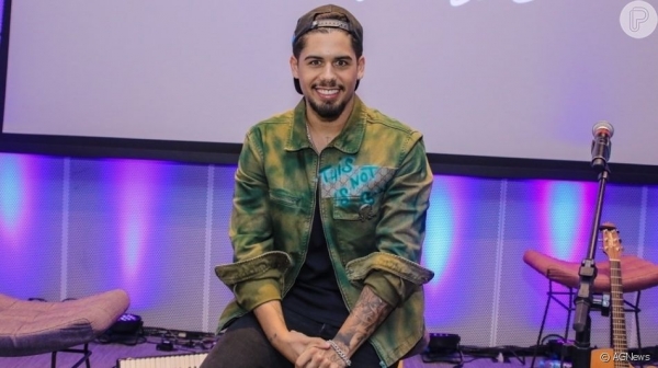 Zé Felipe revela noivado com bailarina do 'Domingão do Faustão' e exibe aliança