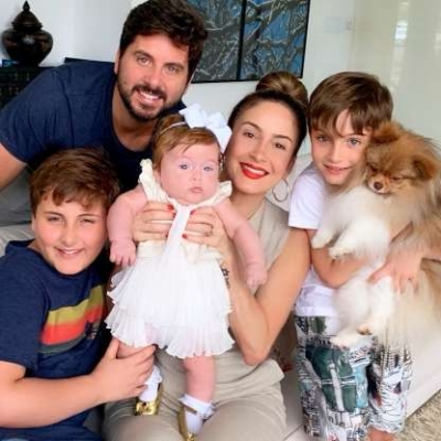 Claudia Leitte posa com o marido e os três filhos: "Chorando de alegria"