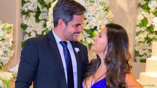 Ciúmes, 1º 'te amo' e mais: Simone e o marido contam detalhes da relação.