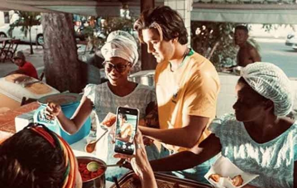 Após show cancelado em Salvador, Luan Santana sai para comer acarajé