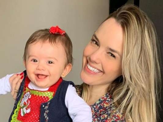 Filha de Thaeme se empolga ao conhecer Minnie e surpreende a mãe: 'Encantada!'