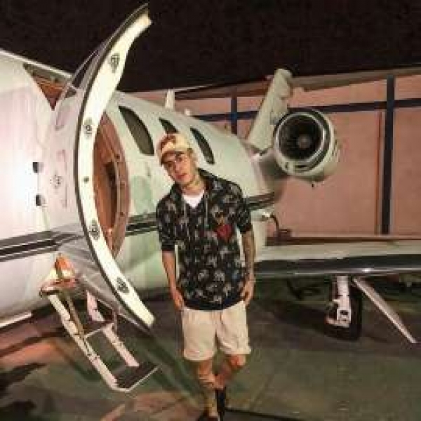 MC Kevinho ostenta jatinho e incentiva fãs: "trabalhem"