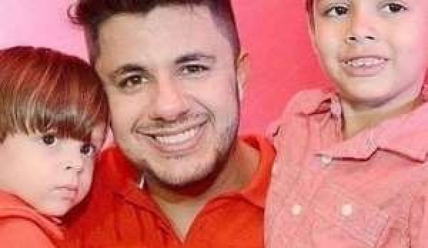 Pai de Cristiano Araújo mostra cantor em foto com filhos e desabafa: 'Saudade'