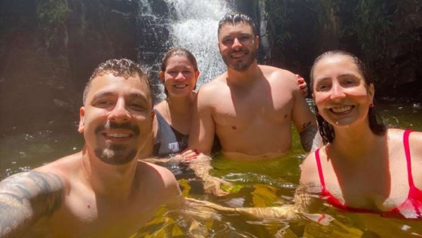 Marília Mendonça mostra banho de cachoeira com o namorado, Murilo Huff.