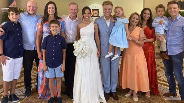 Vestido assimétrico, elogio de Melinda e mais! O casamento de Gabi Luthai e Teló