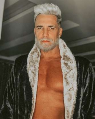 Internautas comentam mudança no visual de Latino