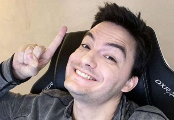 Felipe Neto concede licença-maternidade e paternidade ilimitadas aos funcionários