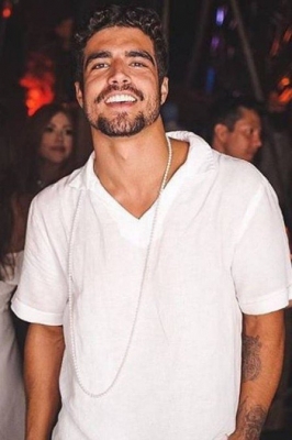 Garçom na época, Caio Castro lembra perrengue no primeiro teste: 'Fui pro Rio com R$ 200'