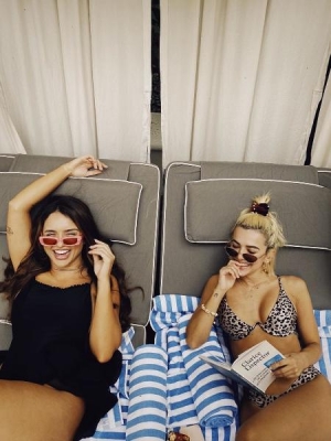 Manu Gavassi e Rafa Kalimann posam em roupa de banho e trocam declarações